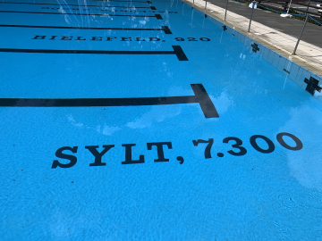 Bild vom beschrifteten Beckenboden im Schlossbad in Erwitte